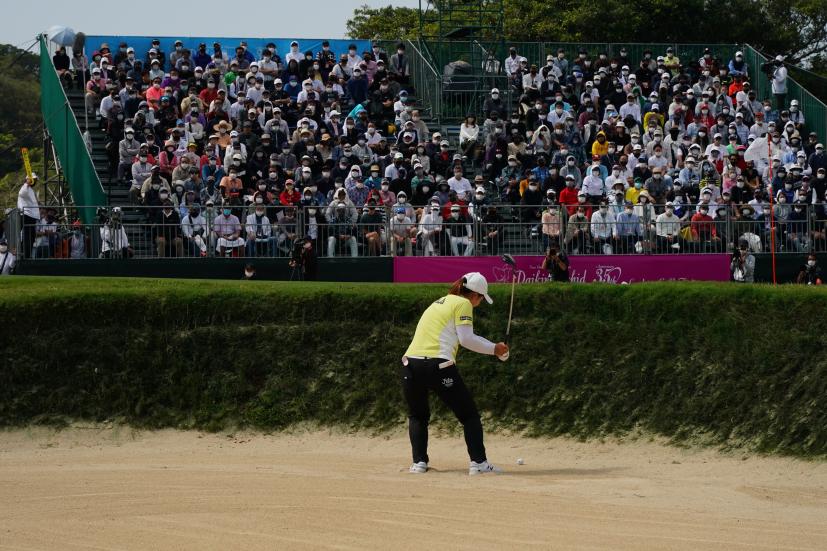 西郷真央のウェッジスイング（バンカー）連続写真【2022年ダイキンオーキッドレディスゴルフトーナメント】