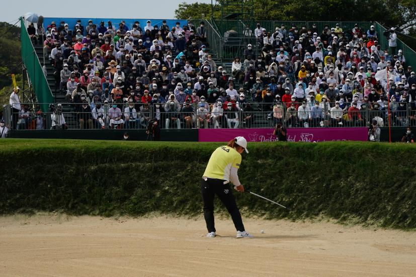 西郷真央のウェッジスイング（バンカー）連続写真【2022年ダイキンオーキッドレディスゴルフトーナメント】