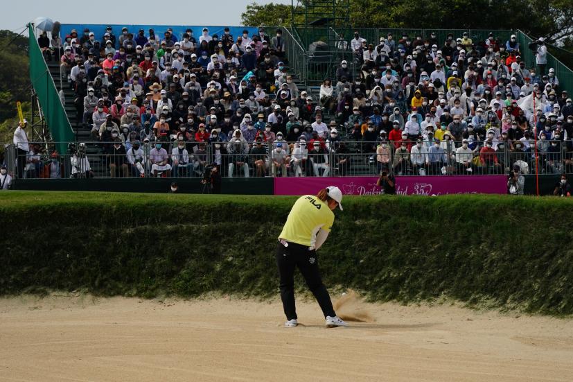 西郷真央のウェッジスイング（バンカー）連続写真【2022年ダイキンオーキッドレディスゴルフトーナメント】