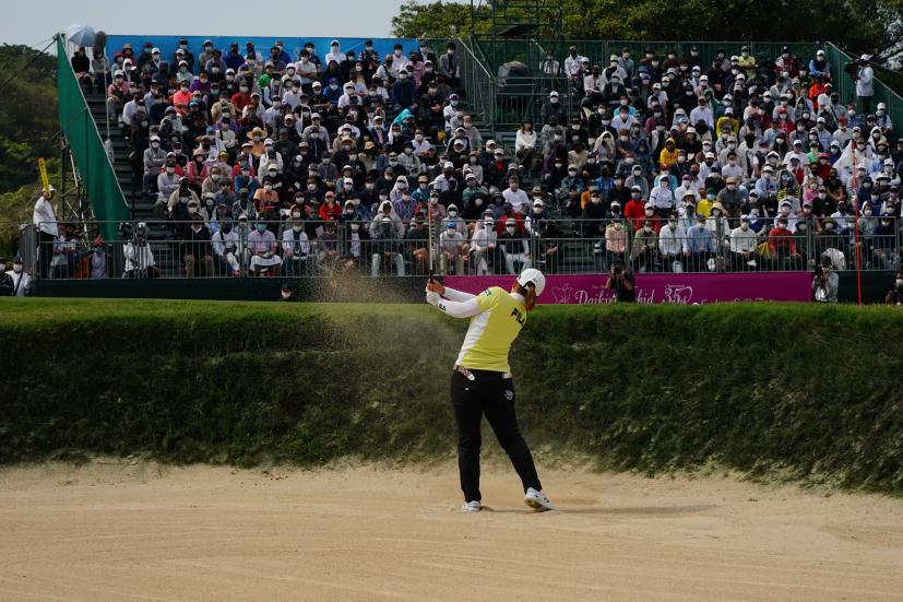 西郷真央のウェッジスイング（バンカー）連続写真【2022年ダイキンオーキッドレディスゴルフトーナメント】