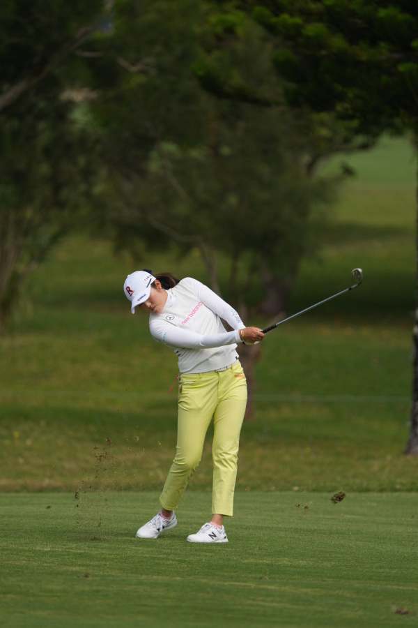 稲見萌寧のウェッジスイング（斜め前方）連続写真【2022年ダイキンオーキッドレディスゴルフトーナメント】