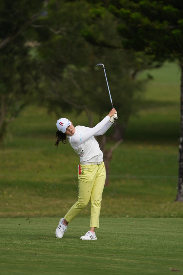 稲見萌寧のウェッジスイング（斜め前方）連続写真【2022年ダイキンオーキッドレディスゴルフトーナメント】