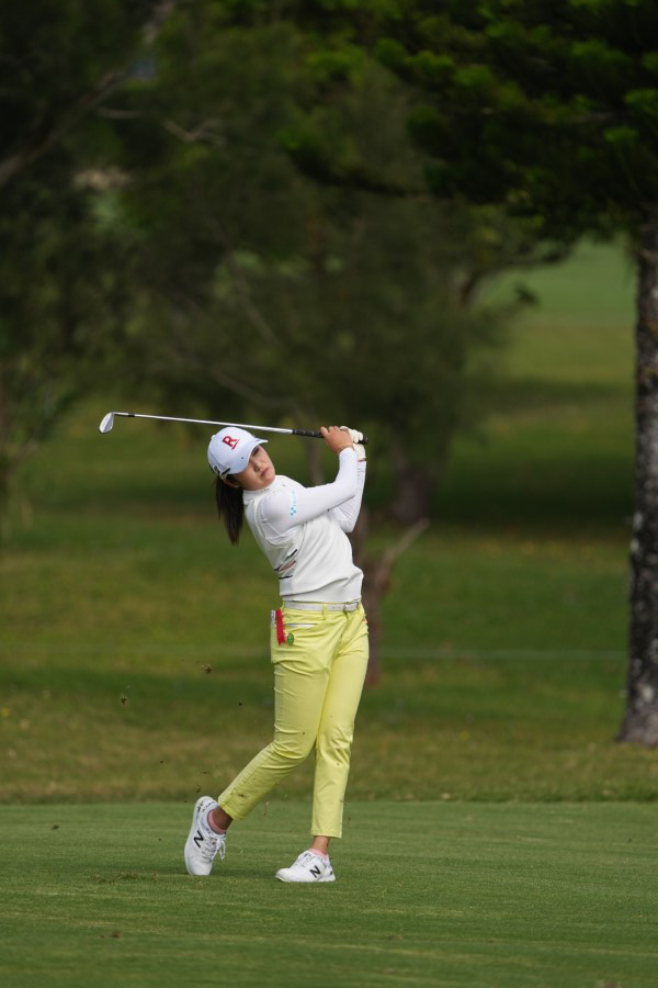 稲見萌寧のウェッジスイング（斜め前方）連続写真【2022年ダイキンオーキッドレディスゴルフトーナメント】