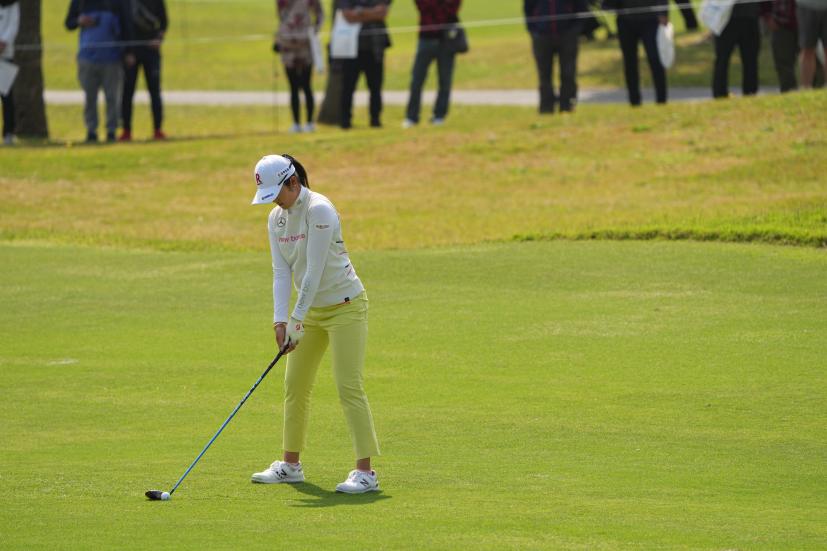 稲見萌寧のフェアウェイウッドスイング（斜め前方）連続写真【2022年ダイキンオーキッドレディスゴルフトーナメント】