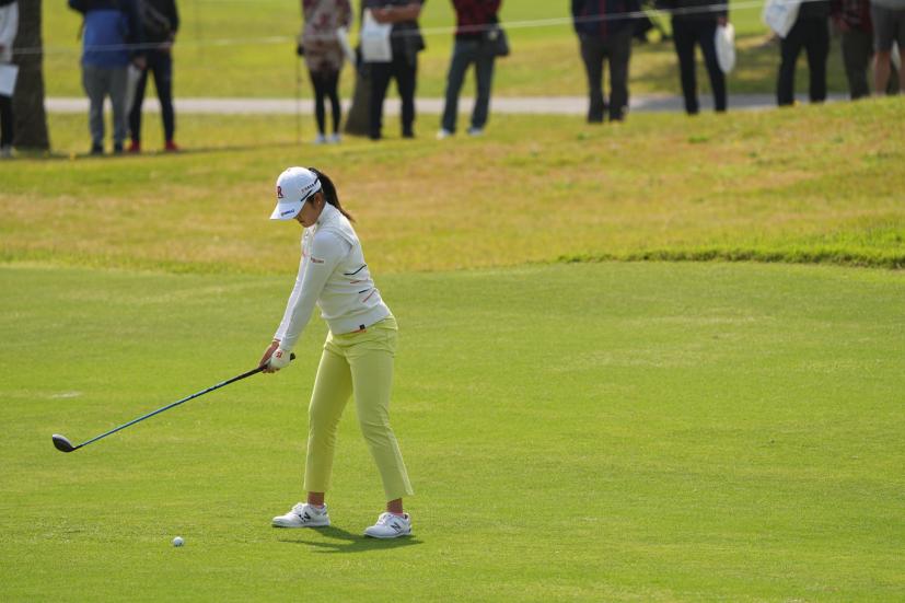 稲見萌寧のフェアウェイウッドスイング（斜め前方）連続写真【2022年ダイキンオーキッドレディスゴルフトーナメント】