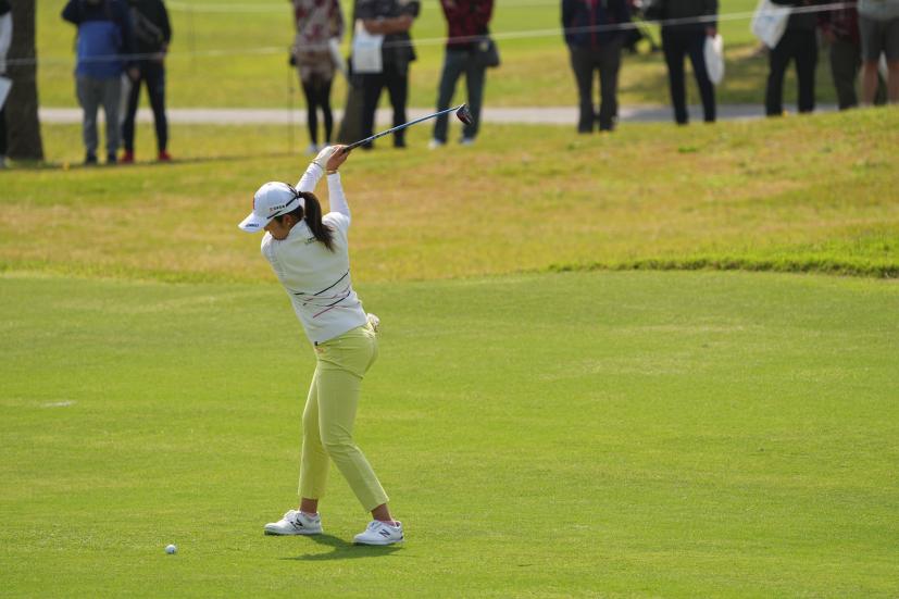 稲見萌寧のフェアウェイウッドスイング（斜め前方）連続写真【2022年ダイキンオーキッドレディスゴルフトーナメント】
