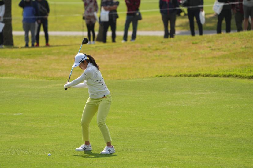稲見萌寧のフェアウェイウッドスイング（斜め前方）連続写真【2022年ダイキンオーキッドレディスゴルフトーナメント】