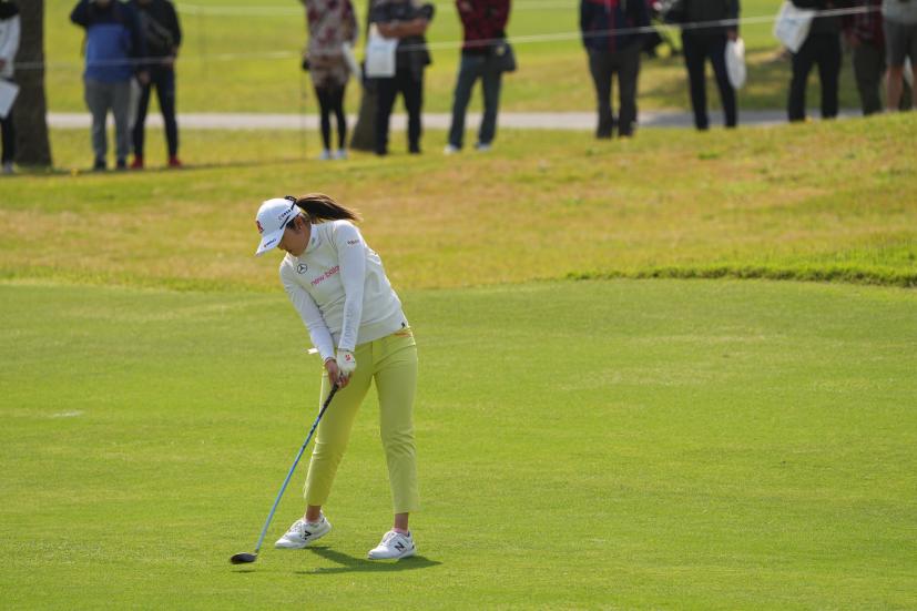 稲見萌寧のフェアウェイウッドスイング（斜め前方）連続写真【2022年ダイキンオーキッドレディスゴルフトーナメント】