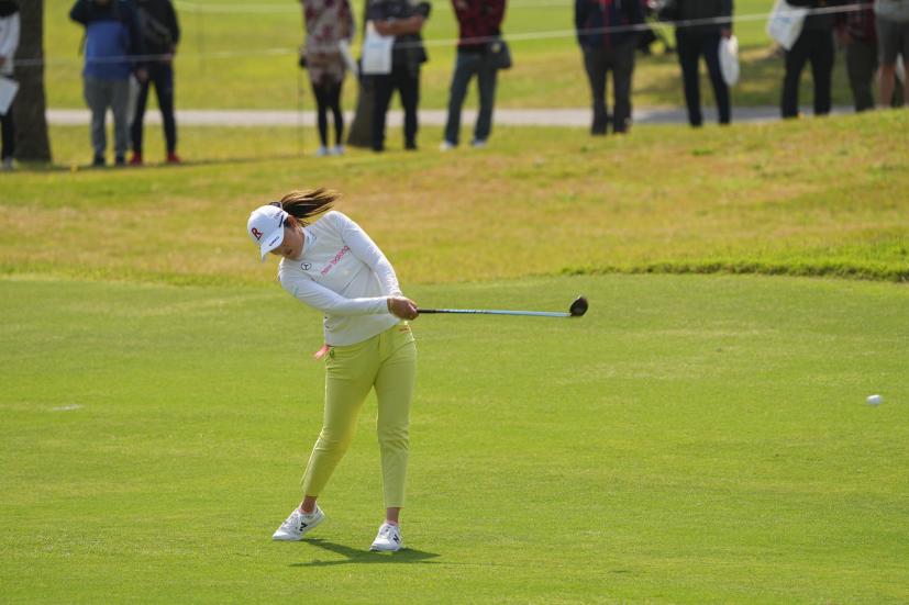 稲見萌寧のフェアウェイウッドスイング（斜め前方）連続写真【2022年ダイキンオーキッドレディスゴルフトーナメント】