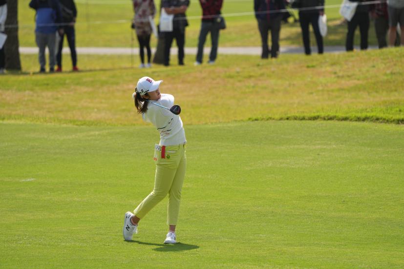 稲見萌寧のフェアウェイウッドスイング（斜め前方）連続写真【2022年ダイキンオーキッドレディスゴルフトーナメント】