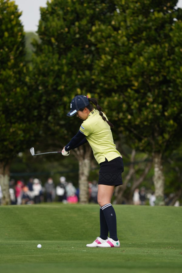 堀琴音のアイアンスイング（斜め前方）連続写真【2022年ダイキンオーキッドレディスゴルフトーナメント】