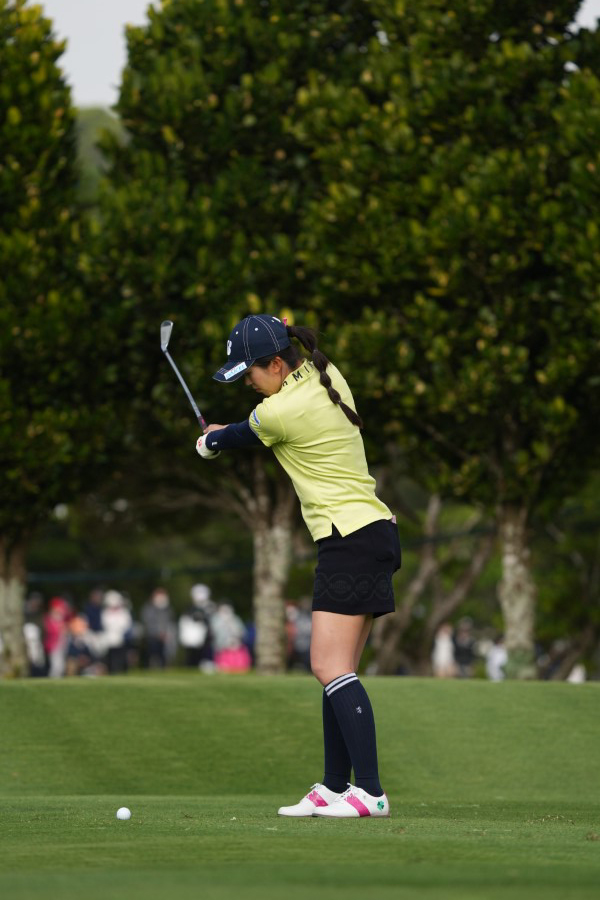堀琴音のアイアンスイング（斜め前方）連続写真【2022年ダイキンオーキッドレディスゴルフトーナメント】