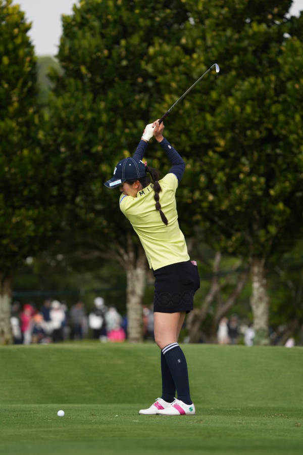 堀琴音のアイアンスイング（斜め前方）連続写真【2022年ダイキンオーキッドレディスゴルフトーナメント】