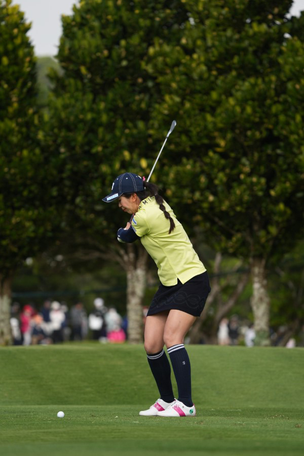 堀琴音のアイアンスイング（斜め前方）連続写真【2022年ダイキンオーキッドレディスゴルフトーナメント】