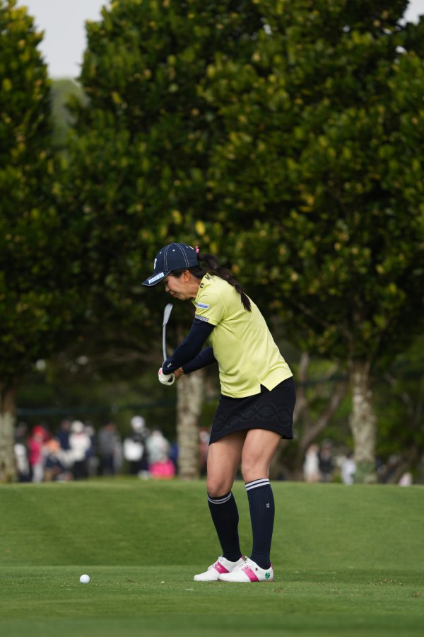 堀琴音のアイアンスイング（斜め前方）連続写真【2022年ダイキンオーキッドレディスゴルフトーナメント】