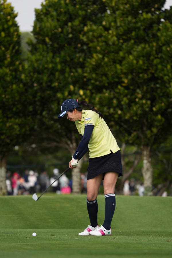 堀琴音のアイアンスイング（斜め前方）連続写真【2022年ダイキンオーキッドレディスゴルフトーナメント】