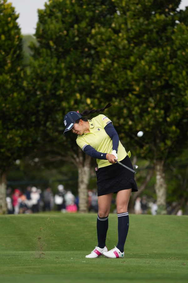 堀琴音のアイアンスイング（斜め前方）連続写真【2022年ダイキンオーキッドレディスゴルフトーナメント】