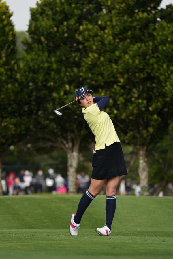 堀琴音のアイアンスイング（斜め前方）連続写真【2022年ダイキンオーキッドレディスゴルフトーナメント】