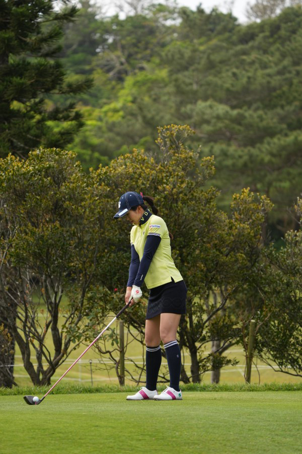堀琴音のドライバースイング（斜め前方）連続写真【2022年ダイキンオーキッドレディスゴルフトーナメント】