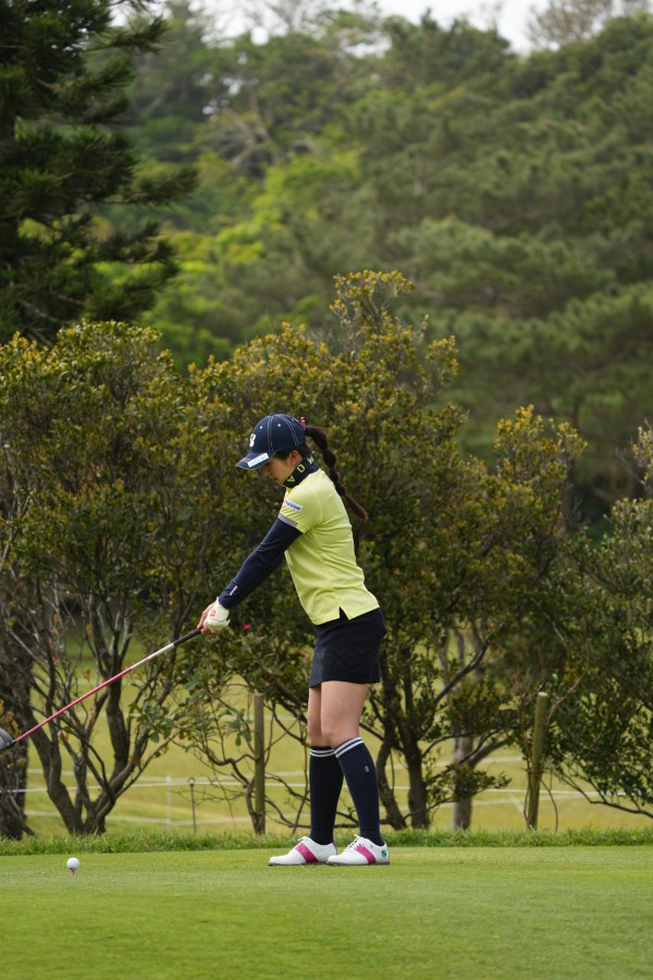 堀琴音のドライバースイング（斜め前方）連続写真【2022年ダイキンオーキッドレディスゴルフトーナメント】