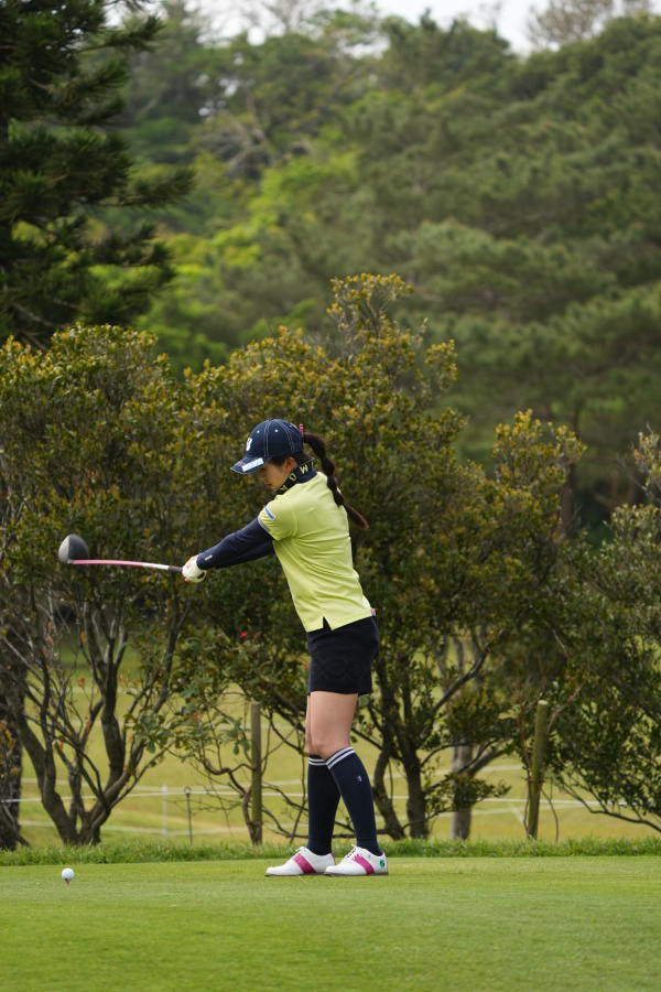 堀琴音のドライバースイング（斜め前方）連続写真【2022年ダイキンオーキッドレディスゴルフトーナメント】