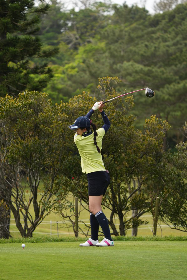 堀琴音のドライバースイング（斜め前方）連続写真【2022年ダイキンオーキッドレディスゴルフトーナメント】