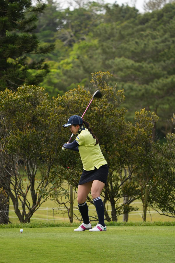 堀琴音のドライバースイング（斜め前方）連続写真【2022年ダイキンオーキッドレディスゴルフトーナメント】