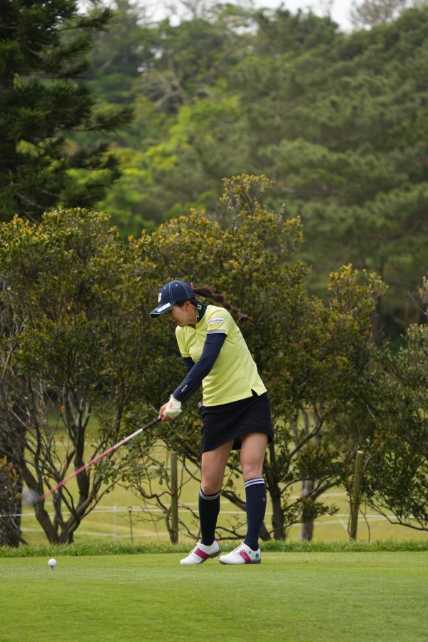 堀琴音のドライバースイング（斜め前方）連続写真【2022年ダイキンオーキッドレディスゴルフトーナメント】