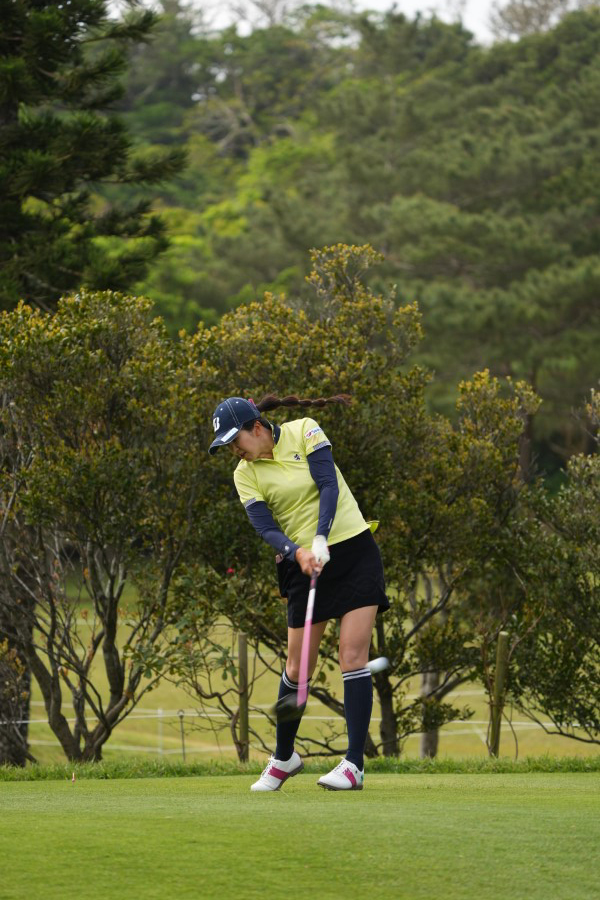 堀琴音のドライバースイング（斜め前方）連続写真【2022年ダイキンオーキッドレディスゴルフトーナメント】