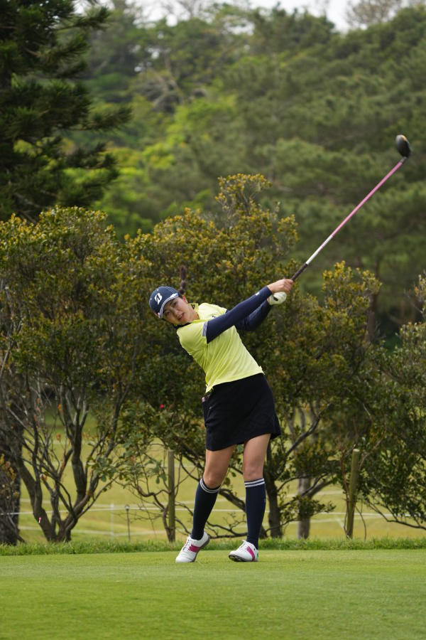 堀琴音のドライバースイング（斜め前方）連続写真【2022年ダイキンオーキッドレディスゴルフトーナメント】