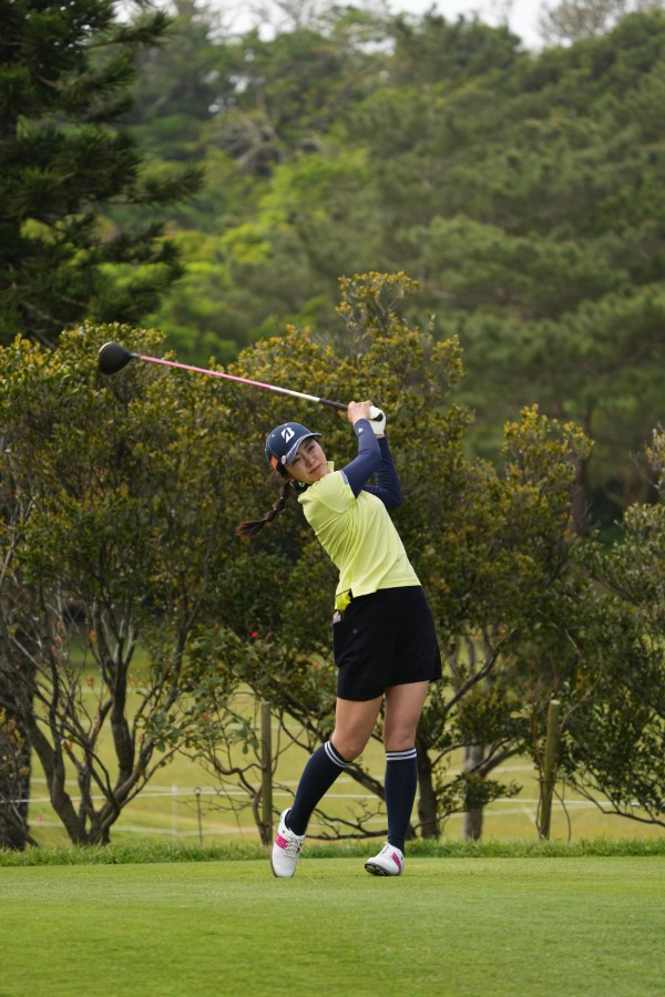 堀琴音のドライバースイング（斜め前方）連続写真【2022年ダイキンオーキッドレディスゴルフトーナメント】