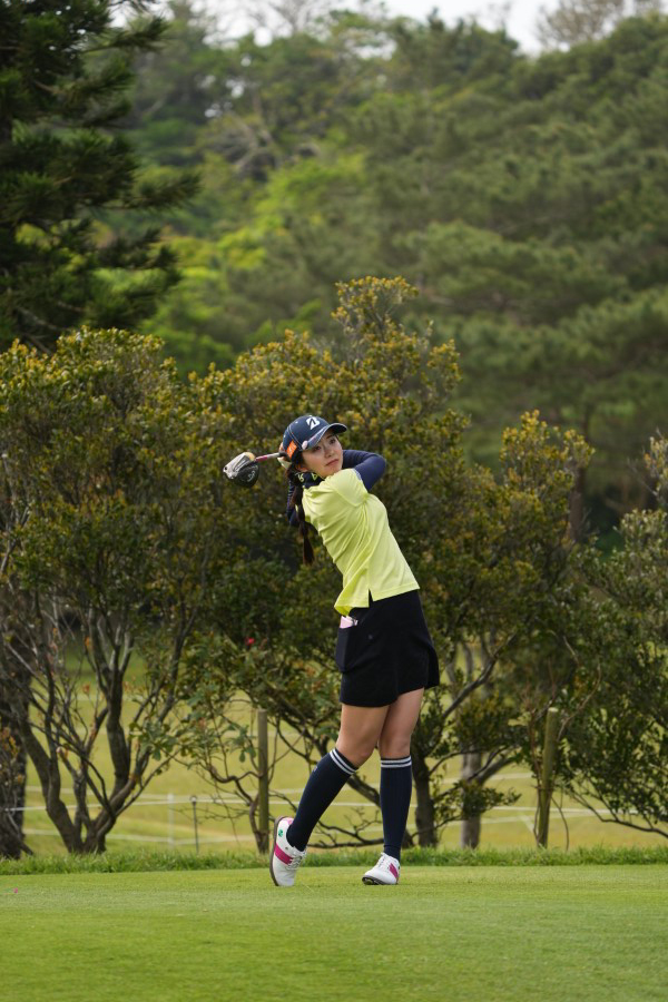 堀琴音のドライバースイング（斜め前方）連続写真【2022年ダイキンオーキッドレディスゴルフトーナメント】