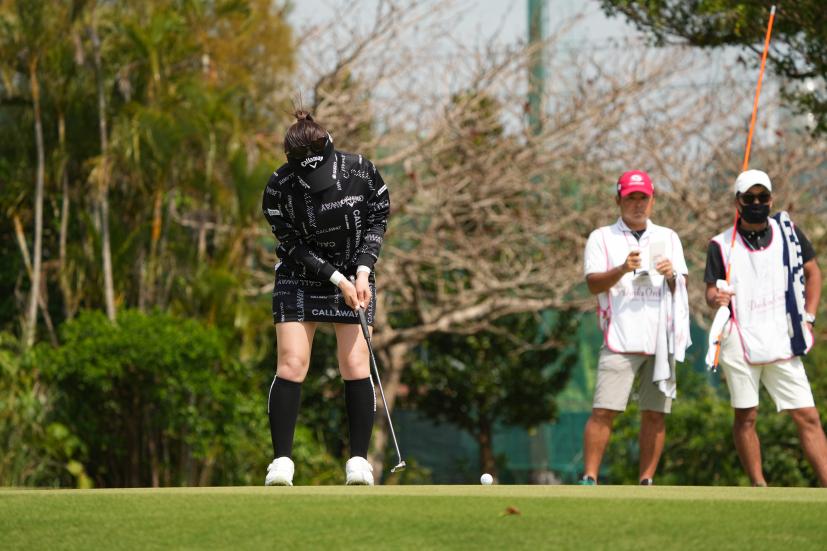 西村優菜のパッティングストローク（前方）連続写真【2022年ダイキンオーキッドレディスゴルフトーナメント】