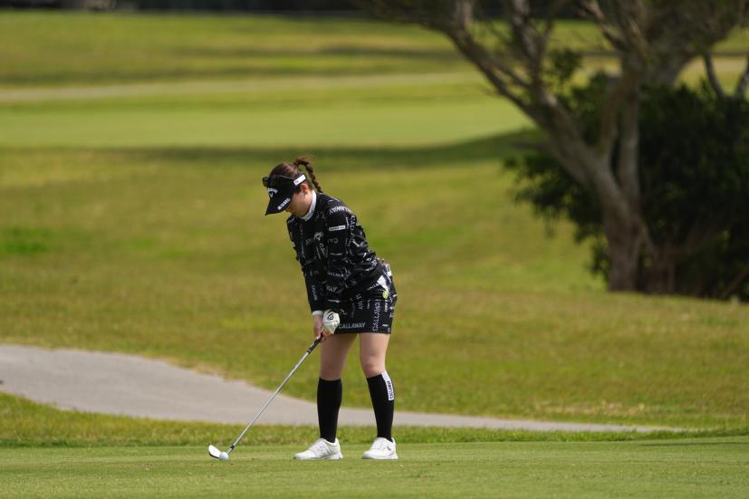 西村優菜のアイアンスイング（斜め前方）連続写真【2022年ダイキンオーキッドレディスゴルフトーナメント】