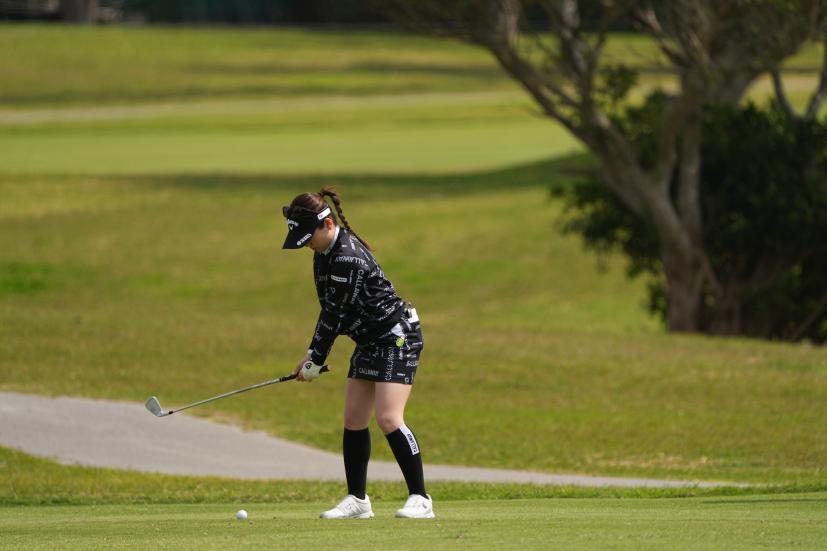 西村優菜のアイアンスイング（斜め前方）連続写真【2022年ダイキンオーキッドレディスゴルフトーナメント】