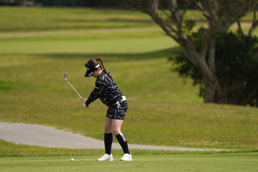 西村優菜のアイアンスイング（斜め前方）連続写真【2022年ダイキンオーキッドレディスゴルフトーナメント】