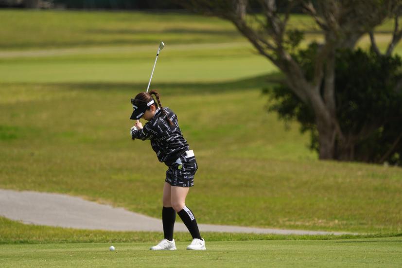 西村優菜のアイアンスイング（斜め前方）連続写真【2022年ダイキンオーキッドレディスゴルフトーナメント】