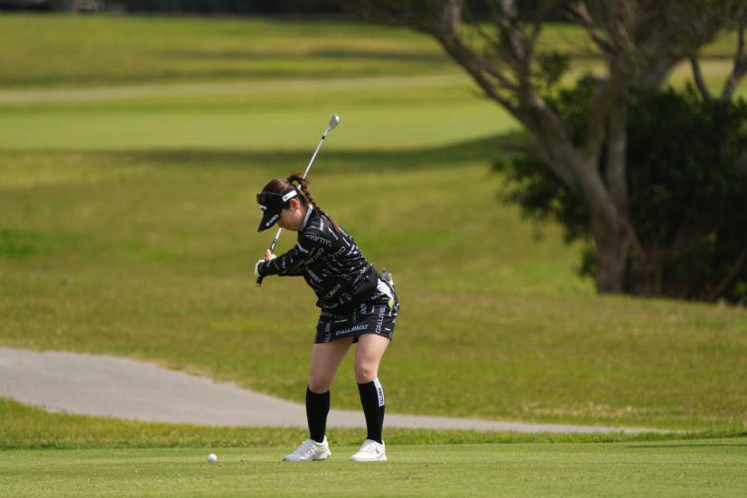 西村優菜のアイアンスイング（斜め前方）連続写真【2022年ダイキンオーキッドレディスゴルフトーナメント】
