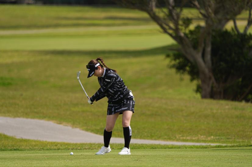 西村優菜のアイアンスイング（斜め前方）連続写真【2022年ダイキンオーキッドレディスゴルフトーナメント】