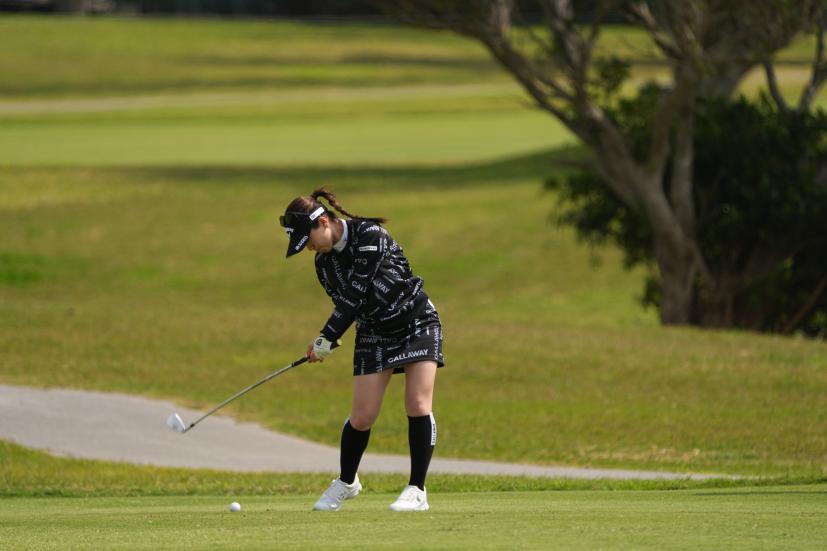 西村優菜のアイアンスイング（斜め前方）連続写真【2022年ダイキンオーキッドレディスゴルフトーナメント】