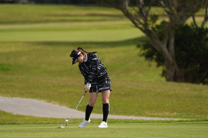 西村優菜のアイアンスイング（斜め前方）連続写真【2022年ダイキンオーキッドレディスゴルフトーナメント】