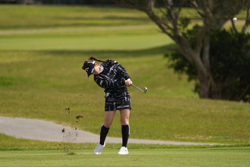 西村優菜のアイアンスイング（斜め前方）連続写真【2022年ダイキンオーキッドレディスゴルフトーナメント】