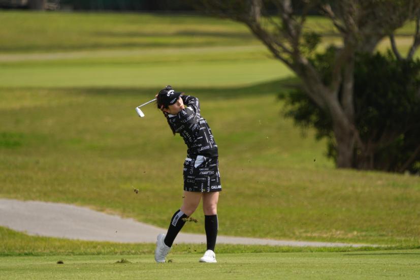 西村優菜のアイアンスイング（斜め前方）連続写真【2022年ダイキンオーキッドレディスゴルフトーナメント】