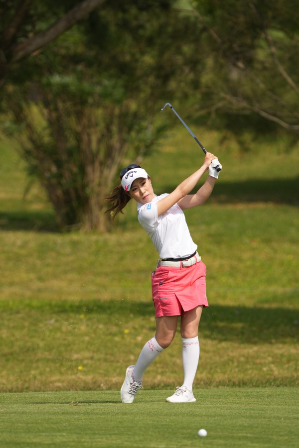 木村彩子のアイアンスイング（斜め前方）連続写真【2022年ダイキンオーキッドレディスゴルフトーナメント】