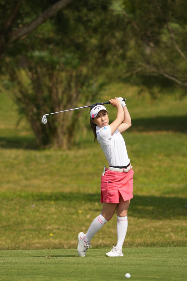 木村彩子のアイアンスイング（斜め前方）連続写真【2022年ダイキンオーキッドレディスゴルフトーナメント】