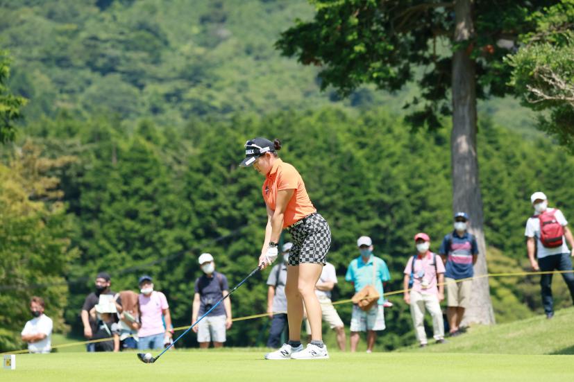 岩井千怜のドライバースイング（斜め前方）連続写真【CATレディス2022】