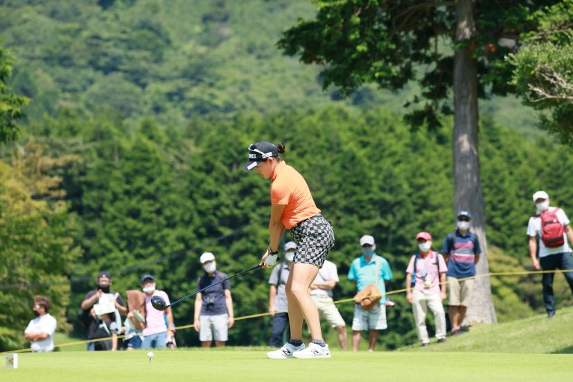 岩井千怜のドライバースイング（斜め前方）連続写真【CATレディス2022】