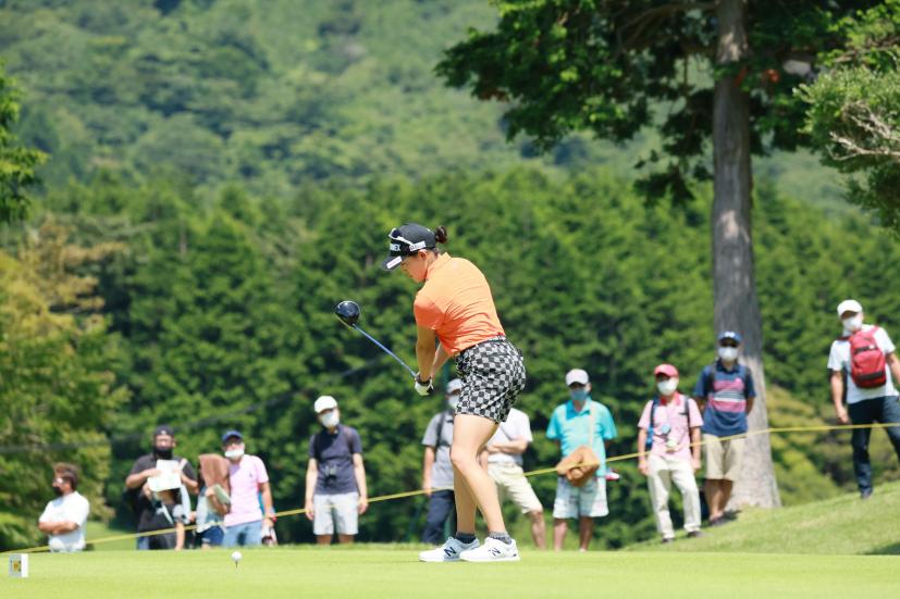 岩井千怜のドライバースイング（斜め前方）連続写真【CATレディス2022】