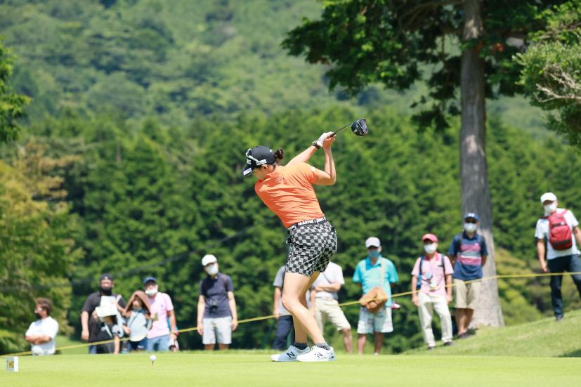 岩井千怜のドライバースイング（斜め前方）連続写真【CATレディス2022】