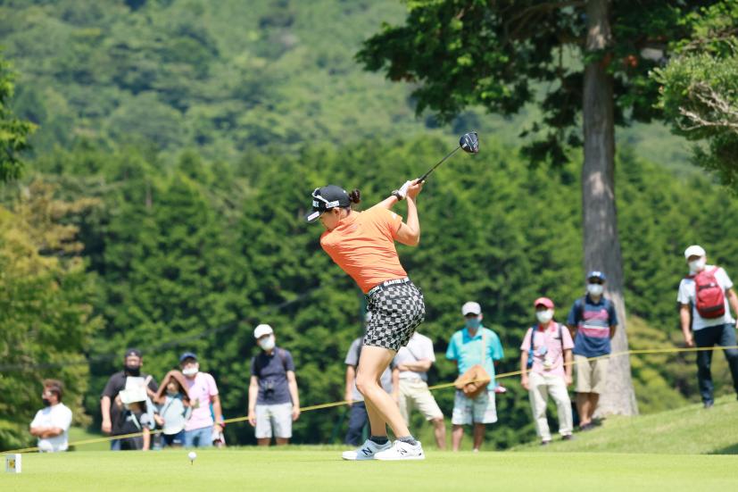 岩井千怜のドライバースイング（斜め前方）連続写真【CATレディス2022】